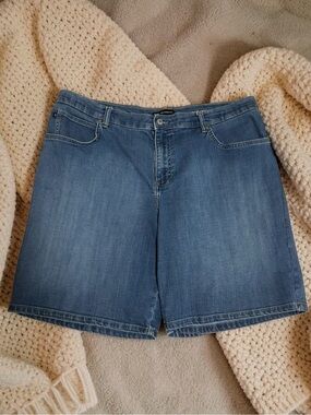 LEE (18W) Relaxed Fit Jean Shorts Stretch Medium Wash Blue